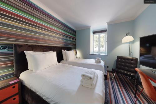 فندق فيليدج ليدز نورث في ليدز: غرفة فندقية بسريرين وتلفزيون