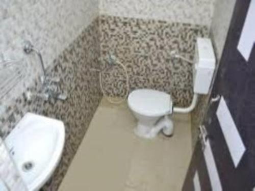 a bathroom with a toilet and a sink at PAGODAINN in Konārka