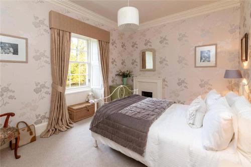 Un dormitorio con una cama grande y una ventana en Park of Drumquhassle en Glasgow