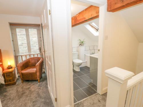 uma casa de banho com um WC e um lavatório em Stable Cottage em Matlock