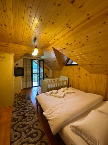 เตียงในห้องที่ Albanian traditional Villa