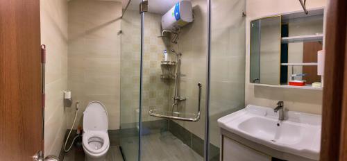 uma casa de banho com um chuveiro, um WC e um lavatório. em Căn hộ cao cấp chung cư Gateway Vũng Tàu em Vung Tau