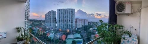 uma vista para a cidade a partir de uma varanda de um edifício em Căn hộ cao cấp chung cư Gateway Vũng Tàu em Vung Tau