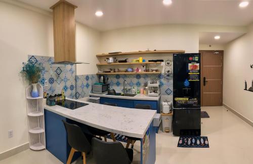 uma cozinha com uma mesa e um frigorífico em Căn hộ cao cấp chung cư Gateway Vũng Tàu em Vung Tau