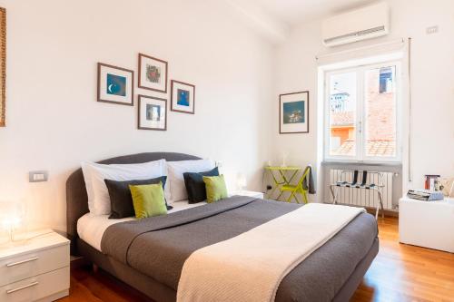 Un dormitorio con una cama grande y una ventana en Luxury Flat in Town - Lucca City Center, en Lucca