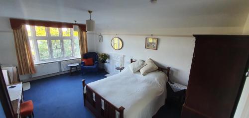 Inverloddon Bed and Breakfast, Wargrave في ريدينغ: غرفة نوم بسرير كبير في غرفة