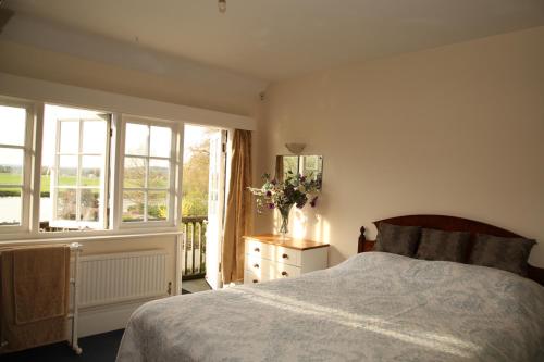 um quarto com uma cama e uma janela em Inverloddon Bed and Breakfast, Wargrave em Reading