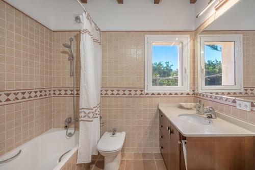 A bathroom at Villa Can Tomeu