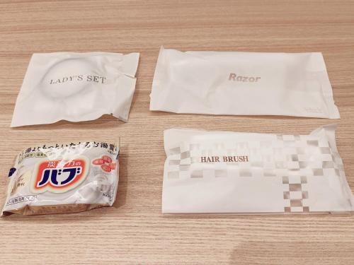 eine Gruppe von Plastiktüten auf einem Tisch in der Unterkunft HOTEL CLA-SS HIROSHIMA-TOKAICHI in Hiroshima