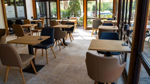Restoran atau tempat lain untuk makan di monte mare SAUNA-SPA-SPORTS-HOTEL
