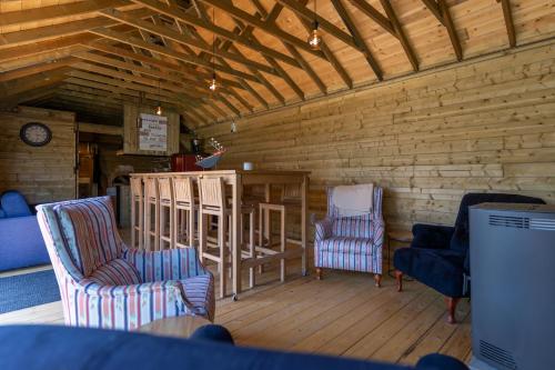 a living room with two chairs and a table at Bed & Breakfast 't Vèèrke in Dilsen-Stokkem