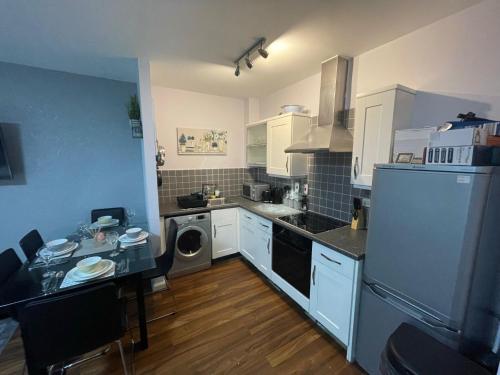 Virtuve vai virtuves zona naktsmītnē Seven Suites - Beautiful 2-Bed Apartment with Parking in Watford Central