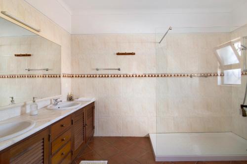 a bathroom with two sinks and a shower at Casa da Alfarrobeira in Loulé