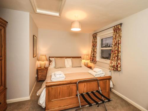 1 dormitorio con cama y ventana en Greywalls, en Penrith