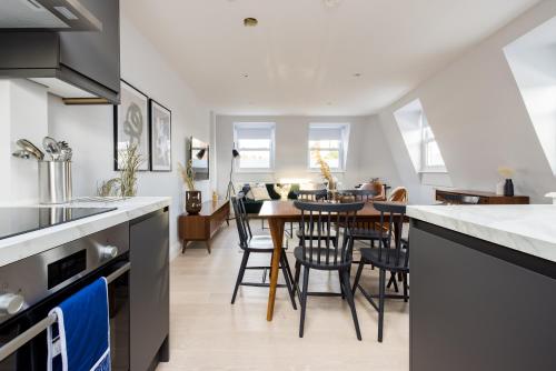 The Margravine Maisonette - Modern & Bright 2BDR Flat