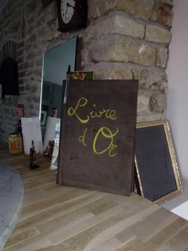 un panneau avec les mots « donner un DJ » sur un plancher en bois dans l'établissement Spacieuse maison de mamie !, à Pouilly-en-Auxois