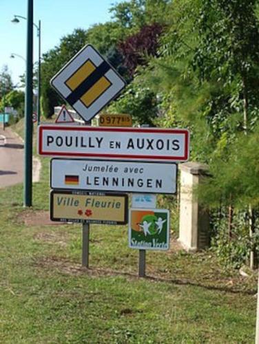 un groupe de panneaux de signalisation sur le bord d'une route dans l'établissement Spacieuse maison de mamie !, à Pouilly-en-Auxois