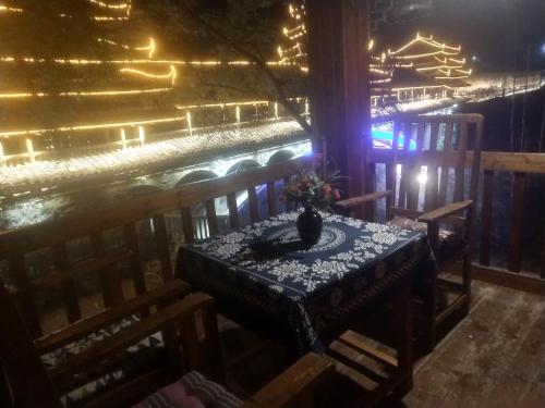 a table with a vase on top of a room at Bridge View Boutique Guesthouse 望桥楼精品民宿 in Sanjiang