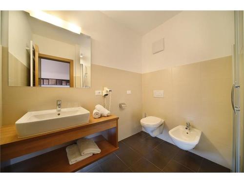 uma casa de banho com um lavatório e um WC em Zieglerhof Appartement 2 em Marlengo
