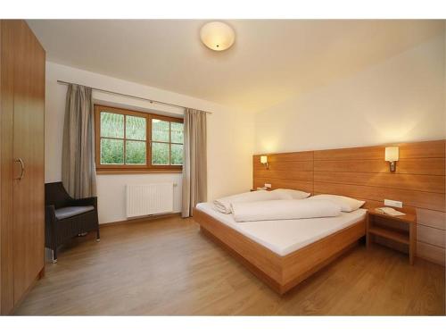 um quarto com uma cama, uma secretária e uma janela em Zieglerhof Appartement 2 em Marlengo