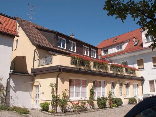 ein Gebäude mit Blumenkästen an der Seite in der Unterkunft Appartementhaus Angelika in Lindau