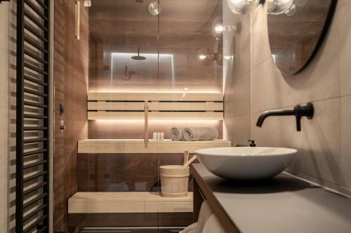 A bathroom at Omaela Apartments