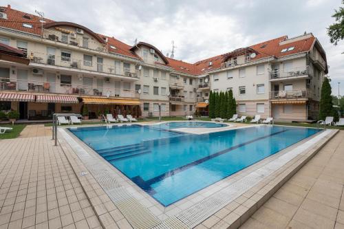 una gran piscina frente a un edificio en Art Erika Apartment, en Hajdúszoboszló