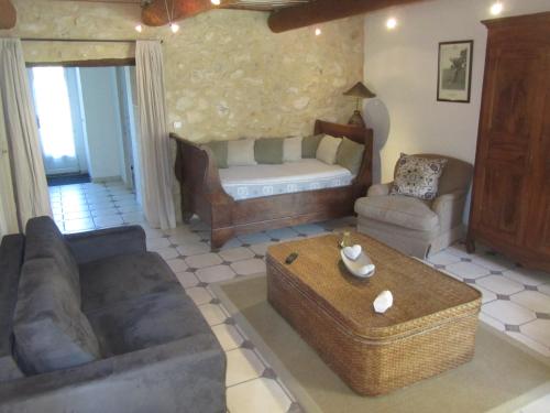 Ruang duduk di Maison provençal avec PISCINE