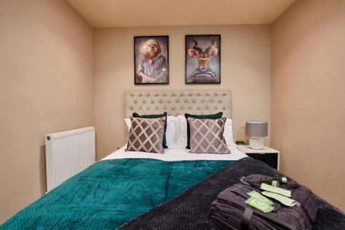 a bedroom with a large bed with a green blanket at The Exquisite Harrogate Abode - Sleeps 6 in Harrogate