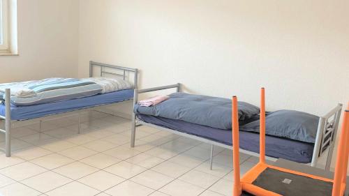 2 camas individuales en una habitación con 3 camas individuales que establece que en work & stay apartment mit WLAN & Balkon en Sankt Augustin