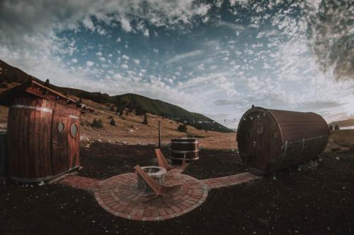Gallery image of Barrel Land Blidinje - Drvena bačva za spavanje in Posušje