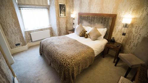 Ein Bett oder Betten in einem Zimmer der Unterkunft The Cranleigh Boutique