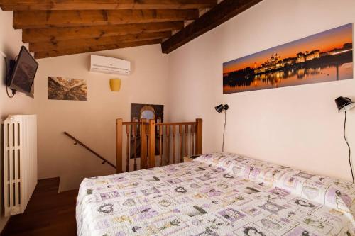 ein Schlafzimmer mit einem Bett in einem Zimmer in der Unterkunft BellaMantova 3 in Mantua