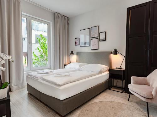een slaapkamer met een groot bed en een raam bij VacationClub – Orłowska Riwiera Apartament A2 in Gdynia