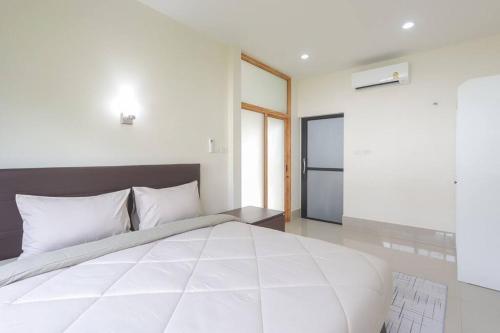 Кровать или кровати в номере Chill Home Pool Villa Khao Lak