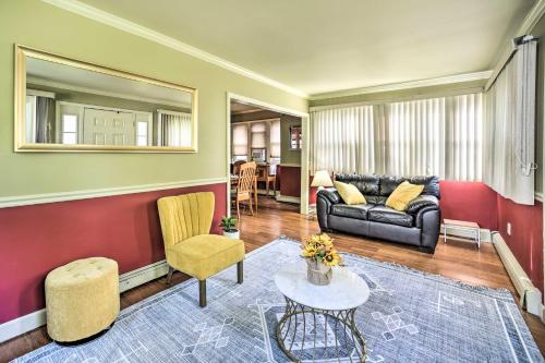 Posezení v ubytování Pet-Friendly Latham Retreat about 7 Mi to Albany!