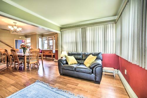Posezení v ubytování Pet-Friendly Latham Retreat about 7 Mi to Albany!