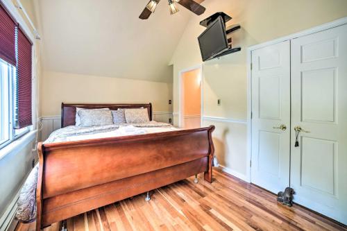 Postel nebo postele na pokoji v ubytování Pet-Friendly Latham Retreat about 7 Mi to Albany!