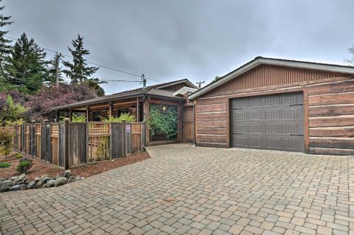 una casa con garaje y valla en Quiet and Cozy Eureka Home Near Sequoia Park and Zoo!, en Eureka