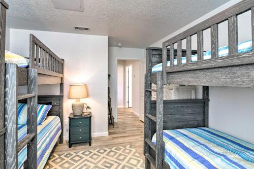 Imagen de la galería de Coastal Surfside Beach House Walk to the Ocean!, en Surfside Beach