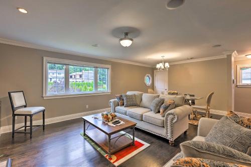 Χώρος καθιστικού στο 25 Mi to NYC Walkable Long Island Apt with Balcony