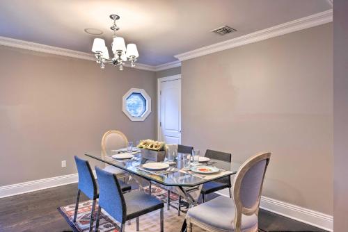 Φωτογραφία από το άλμπουμ του 25 Mi to NYC Walkable Long Island Apt with Balcony σε Glen Cove
