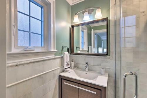 Ένα μπάνιο στο 25 Mi to NYC Walkable Long Island Apt with Balcony