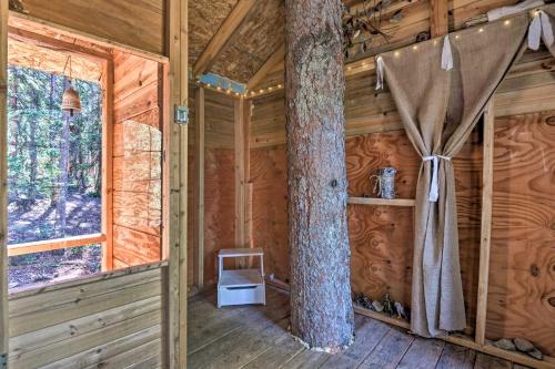 Ένα μπάνιο στο Cozy Blue River Cabin with Treehouse 6 Mi to Skiing