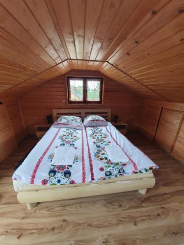 a bed in a small room in a cabin at Domek pod Królowem in Ustroń