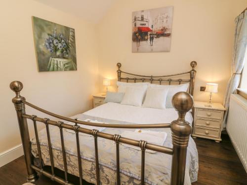 מיטה או מיטות בחדר ב-Beckside Cottage