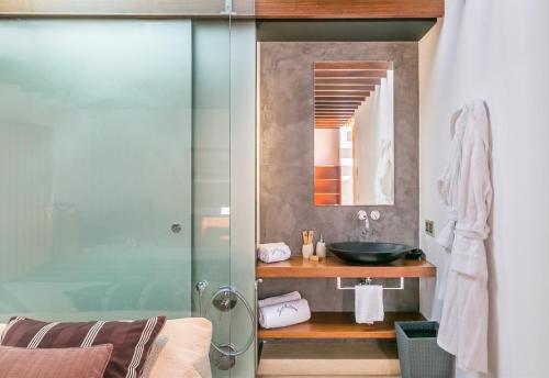 ein Bad mit einem Waschbecken und einem Spiegel in der Unterkunft Historica house with Pool free wifi in Andratx