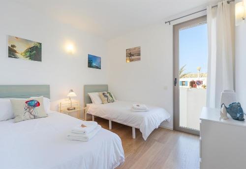 A bed or beds in a room at Sea View House with terrace