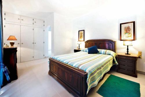 アルヴォルにあるCasa do Alvorのベッドルーム1室(大型ベッド1台、ナイトスタンド2台付)
