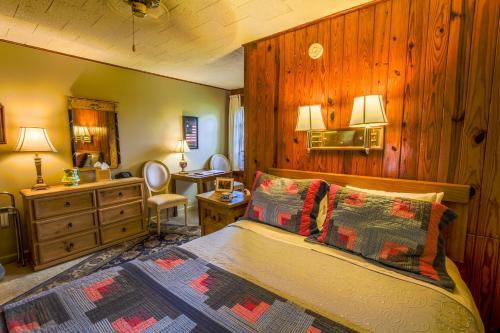 Cama o camas de una habitación en Mountainaire Inn and Log Cabins